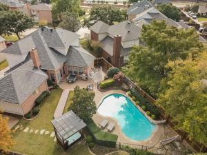 una vista aérea de una casa con piscina en Glamorous 4Br Home with Pool Hot Tub & Grill en Carrollton