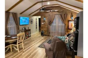 un soggiorno con un divano e un tavolo di Stockyards-Walk 1 Block to StockYards-Cowboy Cabin a Fort Worth