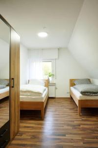 1 dormitorio con 2 camas y ventana en Meinerzhagen - Schöne Unterkunft mit Kamin, en Meinerzhagen