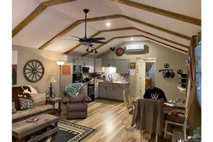 sala de estar con ventilador de techo y cocina en Stockyards-Walk 1 Block to StockYards-Cowboy Cabin, en Fort Worth