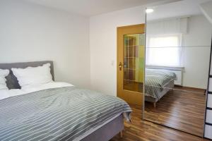 1 dormitorio con 1 cama y puerta de cristal en Meinerzhagen - Schöne Unterkunft mit Kamin, en Meinerzhagen