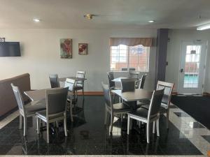 une salle à manger avec des tables et des chaises ainsi qu'une fenêtre dans l'établissement Microtel Inn & Suites by Wyndham Amarillo, à Amarillo