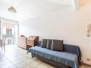 - une chambre avec un lit et une commode dans l'établissement Apartment Foncet by Interhome, à Nice