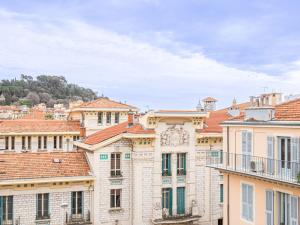 un groupe de bâtiments aux toits rouges dans l'établissement Apartment Foncet by Interhome, à Nice