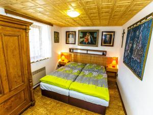 1 dormitorio con 1 cama y algunas fotos en la pared en Holiday Home Křečovice by Interhome en Rovensko pod Troskami