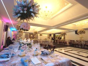 a banquet hall with a table set up for a wedding at Hotel Veuxor in Machala +44 photos