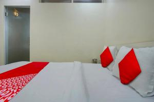 Postel nebo postele na pokoji v ubytování Hotel O B Happy Homely Stay