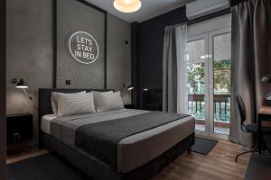 Säng eller sängar i ett rum på 200m from Metro Station & Near Acropolis Hill