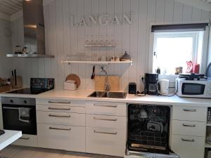 Kuchyň nebo kuchyňský kout v ubytování Cottage Langan + 23 fotografií