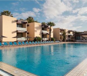 a large swimming pool in front of a hotel at Galería de arte. in Arona