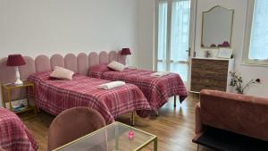貝加莫的住宿－Comfort Accommodation Room，酒店客房,设有两张床和镜子