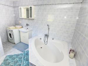 La salle de bains est pourvue d'une baignoire et d'un lave-linge. dans l'établissement Holiday Home Tatobity by Interhome, à Tatobity
