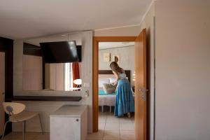 A television and/or entertainment centre at Hotel Ombretta Mare