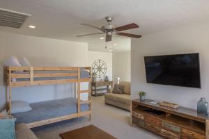 ein Wohnzimmer mit einem Etagenbett und einem Flachbild-TV in der Unterkunft Snow Canyon Escape in St. George