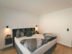 1 dormitorio con 1 cama grande en una habitación en Apartment Christine by Interhome en Brixlegg