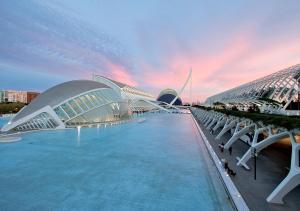 een weergave van een gebouw met een zwembad bij VALOLA Boutique Rooms in Valencia