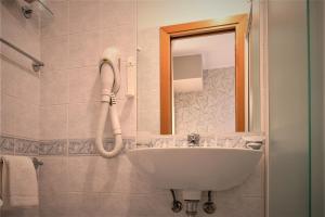A bathroom at Hotel Ombretta Mare
