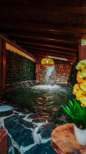 una piscina de agua en una habitación con cascada en ORU CAMPESTRE, en Santa Elena
