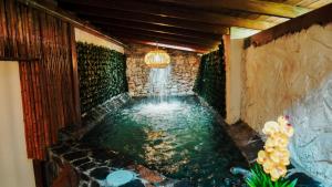 basen z wodą w pokoju z sufitem w obiekcie ORU CAMPESTRE w mieście Santa Elena