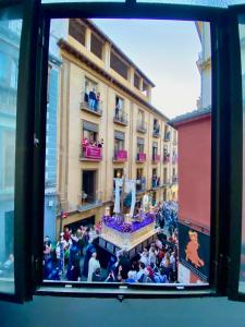 uma vista de uma janela de uma multidão de pessoas em El Olivo HOME en Plaza Nueva - NEW em Granada