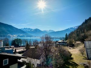 - une vue sur un lac avec des montagnes en arrière-plan dans l'établissement Haus am Lift, à Zell am See