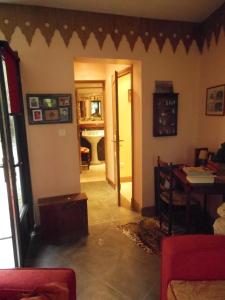 een woonkamer met een deur en een kamer met een tafel bij Les Bains Bed & Breakfast in Cheny