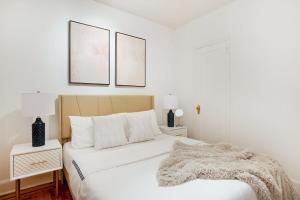 Llit o llits en una habitació de 61-2A Large 1BR in Upper East Side