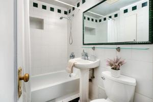 Bany a 61-2A Large 1BR in Upper East Side