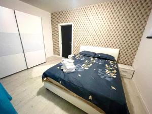 Un dormitorio con una cama con hojas. en Residence 3 en Ploieşti