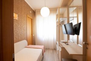 A television and/or entertainment centre at Hotel Ombretta Mare