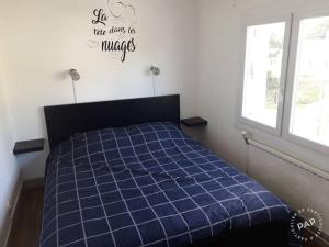 - une chambre avec un lit et une couette bleue dans l'établissement Ar vilin, à Plouézec