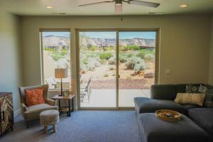 una sala de estar con sofá y una gran puerta corredera de cristal en Southern Utah Soiree, en Ivins