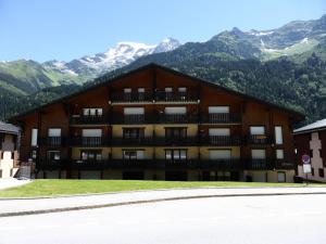 an apartment building with mountains in the background at Résidence Schuss - 3 Pièces pour 8 Personnes 35 in Les Contamines-Montjoie