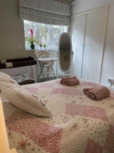 ロンドンにあるStunning Flat Close to Regents Park and Euston Station!のベッドルーム1室(枕2つ付)