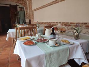 a table with plates of food and a bottle of wine at casa rural Cieza de León in Llerena