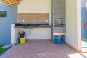 a kitchen with a sink and a counter top at Aconchegante apartamento bem mobiliado PDM005 in Porto Seguro