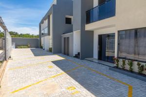 a house with a yellow line on a driveway at Aconchegante apartamento bem mobiliado PDM005 in Porto Seguro
