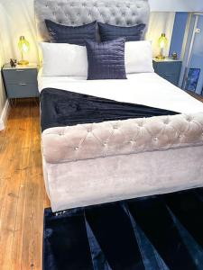 Un pat sau paturi într-o cameră la Modern Apartment, Nottingham City Centre, With Parking! Sleeps 4