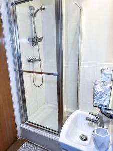 a bathroom with a shower and a sink at Modern Apartment, Nottingham City Centre, With Parking! Sleeps 4 in Nottingham