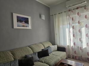 sala de estar con sofá y ventana en Villa Fabry, en Ploče