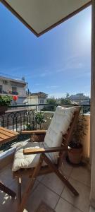 una silla en la parte superior de un balcón en TheAretsouPlace, Kalamaria, en Tesalónica