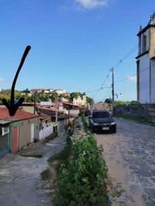 un coche aparcado al lado de una calle en Espaço Completo Privativo - Aconchego Olinda Alta, en Olinda