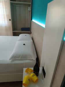 - une chambre avec un lit et une bouteille sur une table dans l'établissement Stefanelli Tropea Home, à Tropea