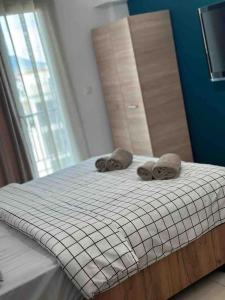 ein Bett mit zwei Handtüchern darüber in der Unterkunft Central Square Studio in Xánthi