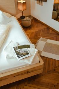 A bed or beds in a room at Hotel Villa Freiheim