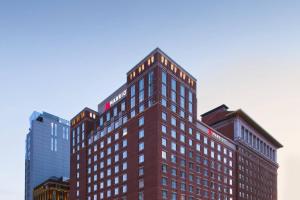 un edificio alto con luces encima en Marriott St. Louis Grand, en Saint Louis