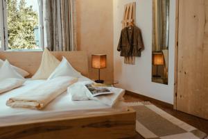 A bed or beds in a room at Hotel Villa Freiheim