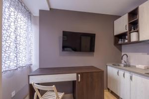 ベオグラードにあるCenter Prestige Apartmentsのキッチン(テーブル、椅子、シンク付) +16枚の写真