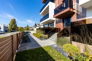 una casa con marciapiede accanto a un edificio di Papli Luxury Beach Residence a Pärnu