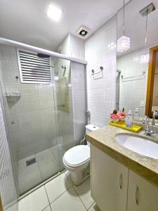 a bathroom with a shower and a toilet and a sink at Lindo e decorado, Hotel Vista in Brasilia